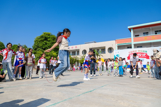 广西体彩“公益体彩 快乐操场”助力学子体育梦